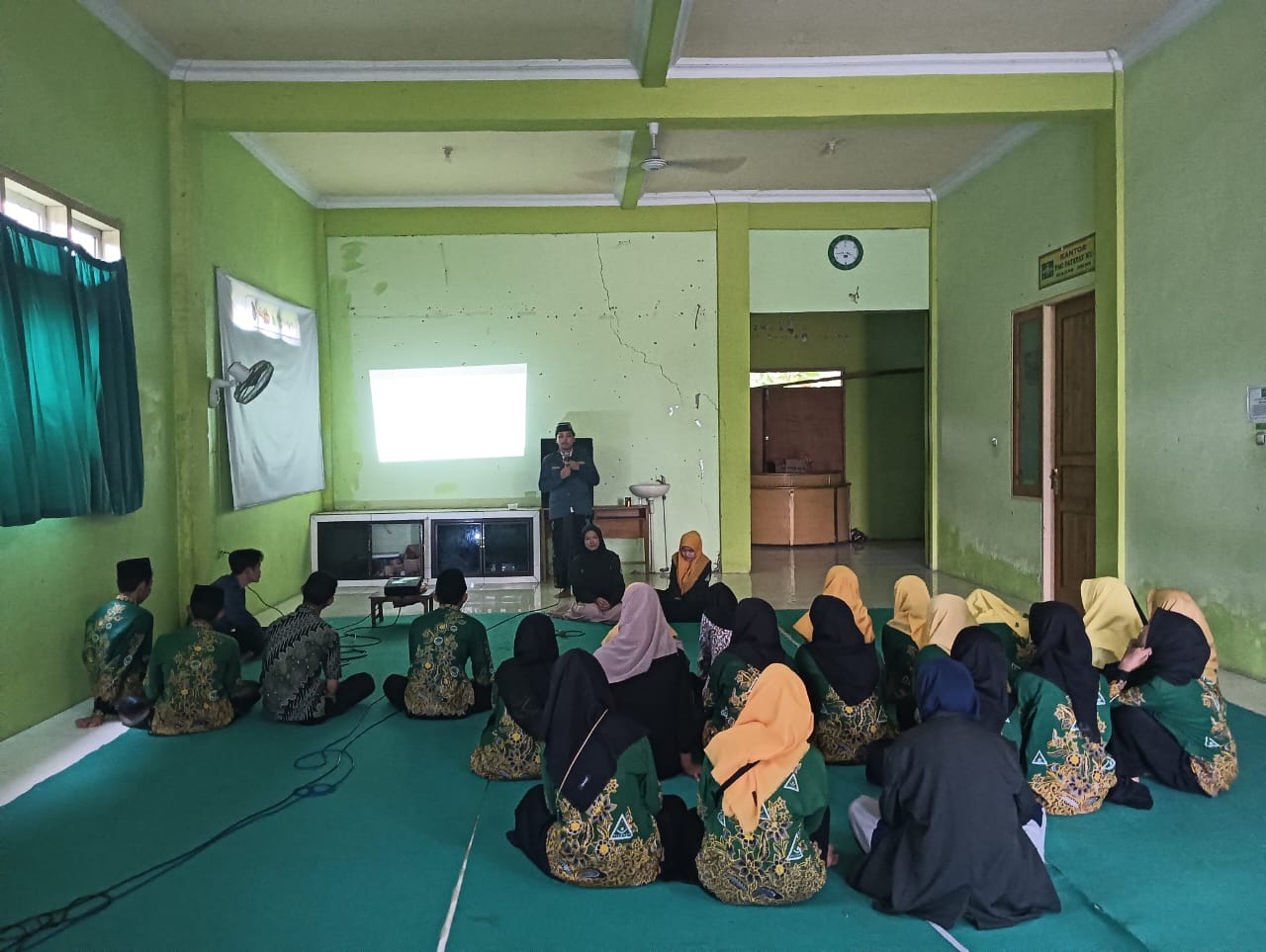 Rekan rekanita kader IPNU IPPNU Benjeng mendapatkan pelatihan administrasi. Foto: dok PAC IPNU IPPNU Benjeng/NUGres