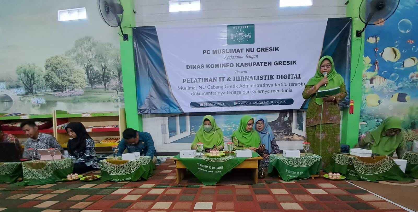 Menggandeng Dinas Kominfo Kabupaten Gresik, Pimpinan Cabang Muslimat NU Gresik menggelar pelatihan IT dan Jurnalistik Digital, Jumat (8/3/2024). Foto: dok PC Muslimat NU Gresik/NUGres