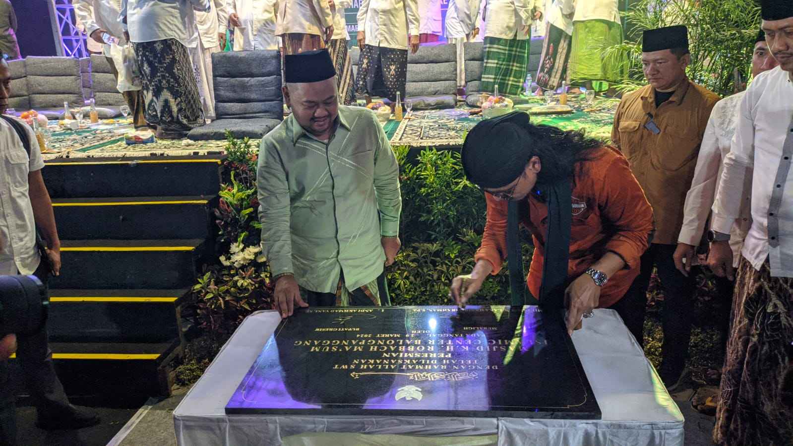 Prosesi penandatanganan prasasti Masjid KH Robbach Ma'sum di Kawasan Islamic Center Balongpanggang, Gresik. Foto: Samsul Arif/NUGres