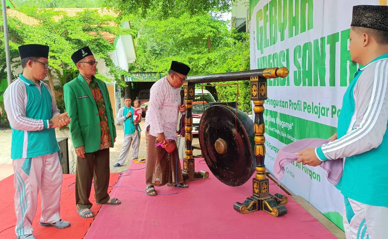 Pengasuh Ponpes Al Furqon Driyorejo, KH Mashuri Abdurrohim saat membuka acara. Foto: dok SMP Al Furqon/NUGres