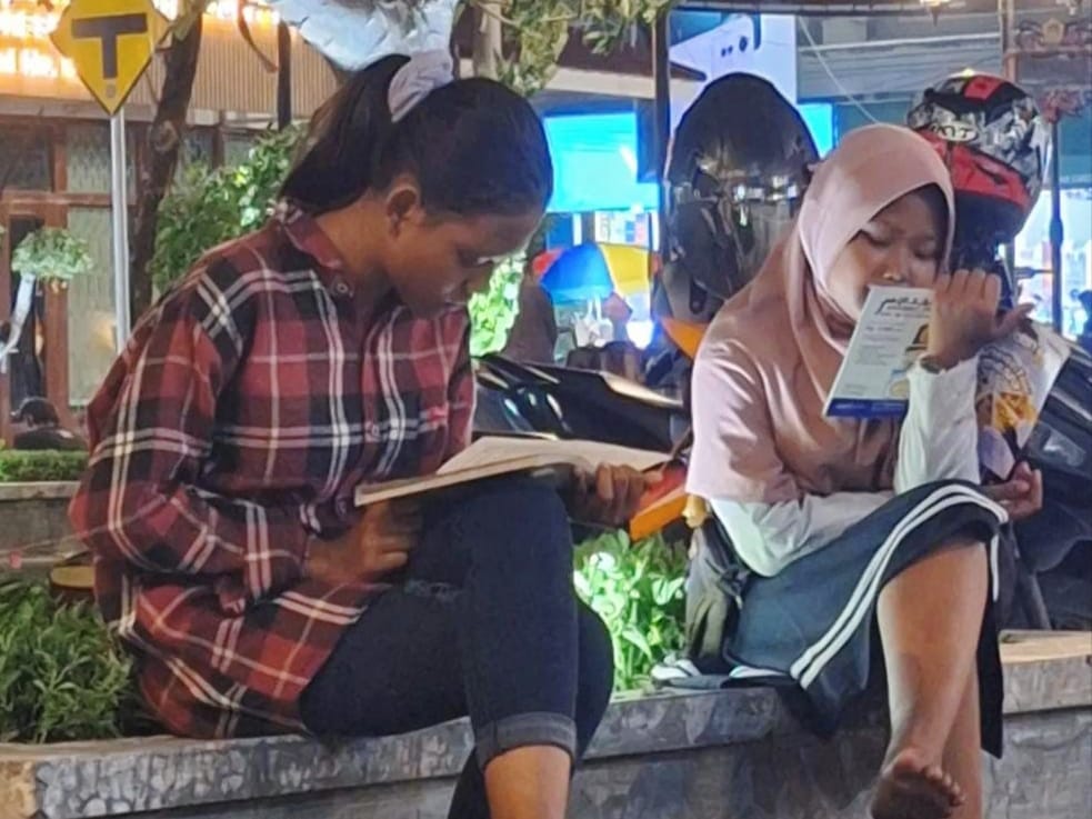 Beberapa remaja di Bandar Grissee merespons gerakan literasi yang tengah diikhtiarkan rekan Aji didukung rekan-rekan IPNU IPPNU di Kabupaten Gresik. Foto: dok pribadi rekan Aji/NUGres