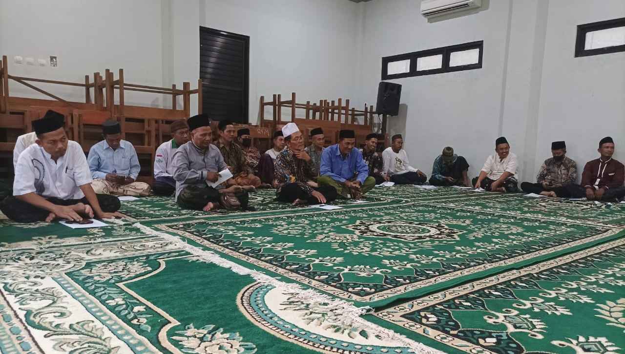 Utusan Lazisnu Ranting NU dan JPZIS Masjid se Kecamatan Sidayu nampak serius menyimak Sosialisasi Regulasi Zakat. Foto: dok Lazisnu MWCNU Sidayu/NUGres