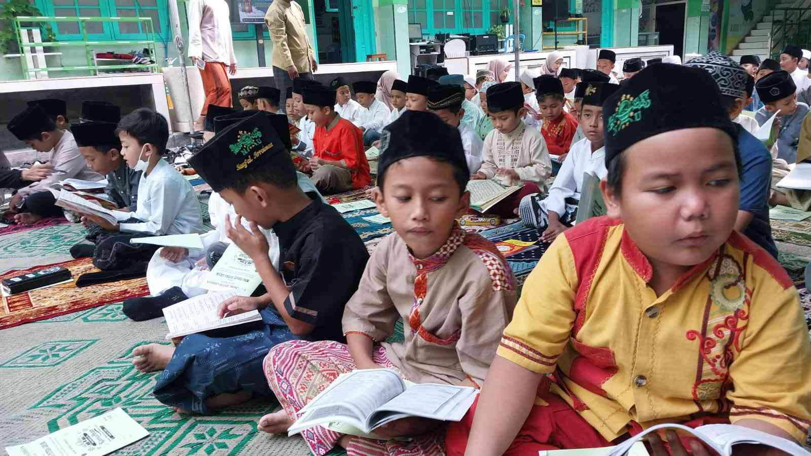 Pembentukan karakter religi, MINU Tratee Putera ajak siswa bermalam di sekolah saat bulan Ramadhan. Foto: Angga/NUGres