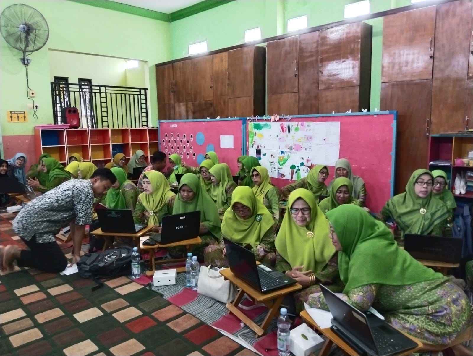 Peserta juga turut mempraktikkan materi yang sudah disampaikan oleh narasumber dari Kominfo Gresik. Foto: dok PC Muslomat NU Gresik/NUGres