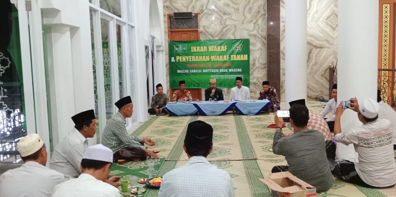 Prosesi Ikrar Wakaf yang dilakukan Hj Aminah nampak disaksikan jajaran Takmri Masjid Sabilul Muttaqin