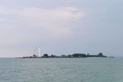 Pulau Karang Jamuang Ujungpangkah Gresik. Dikelilingi dengan pemandangan bahari yang memesona. Perairan ini juga menjadi surga bagi kehidupan ikan. Foto: Miftahul Faiz/NUGres