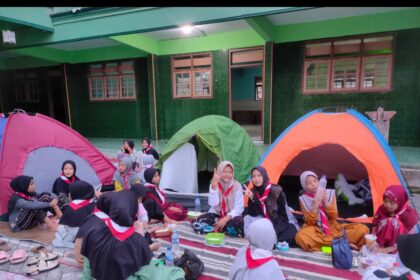 Peserta didik MI Miftahul Ulum mengikuti rangkaian kegiatan Ramadhan Camp 1445 H/2024 di lingkungan madrasah, Sabtu (30/3/2024). Foto: dok MI Miftahul Ulum Bulangan/NUGres