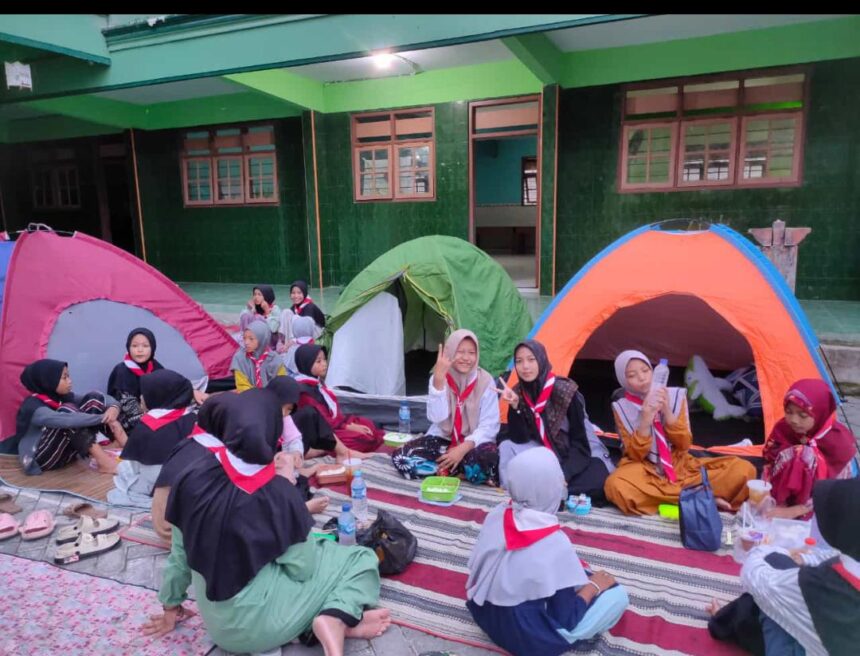 Peserta didik MI Miftahul Ulum mengikuti rangkaian kegiatan Ramadhan Camp 1445 H/2024 di lingkungan madrasah, Sabtu (30/3/2024). Foto: dok MI Miftahul Ulum Bulangan/NUGres