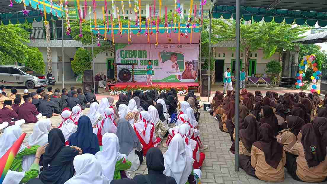 KUATKAN KARAKTER. SMP Al Furqon Driyorejo Gresik menggelar Gebyar Kreasi Santri sebagai implementasi P5. Foto: dok SMP Al Furqon Driyorejo/NUGres