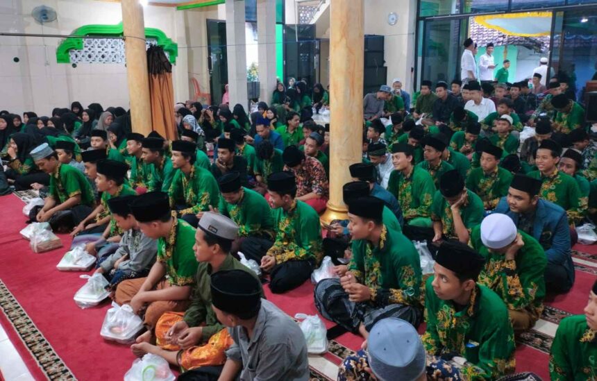 Ratusan kader IPNU IPPNU se-Anak Cabang Wringinanom nampak antusias mengikuti Safari Ramadhan 1445 di Ranting Sumberame, Ahad (24/3/2024). Foto: dok PAC IPNU IPPNU Wringinanom/NUGres