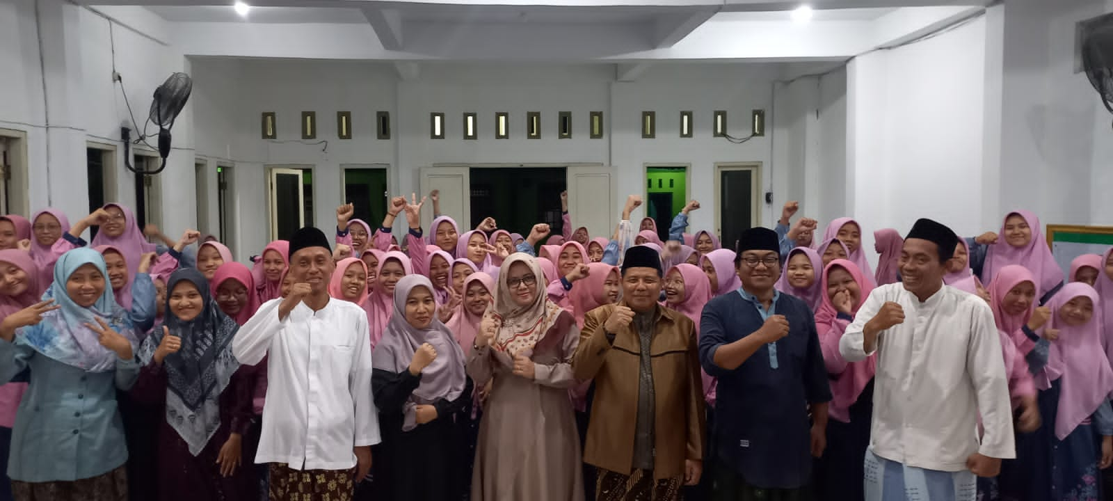 BERSEMANGAT. Santri Pondok Pesantren Al Karimi Tebuwung Dukun Gresik, dibekali Public Speaking, Selasa (5/3/2024). Foto: dok Ponpes Al Karimi/NUGres