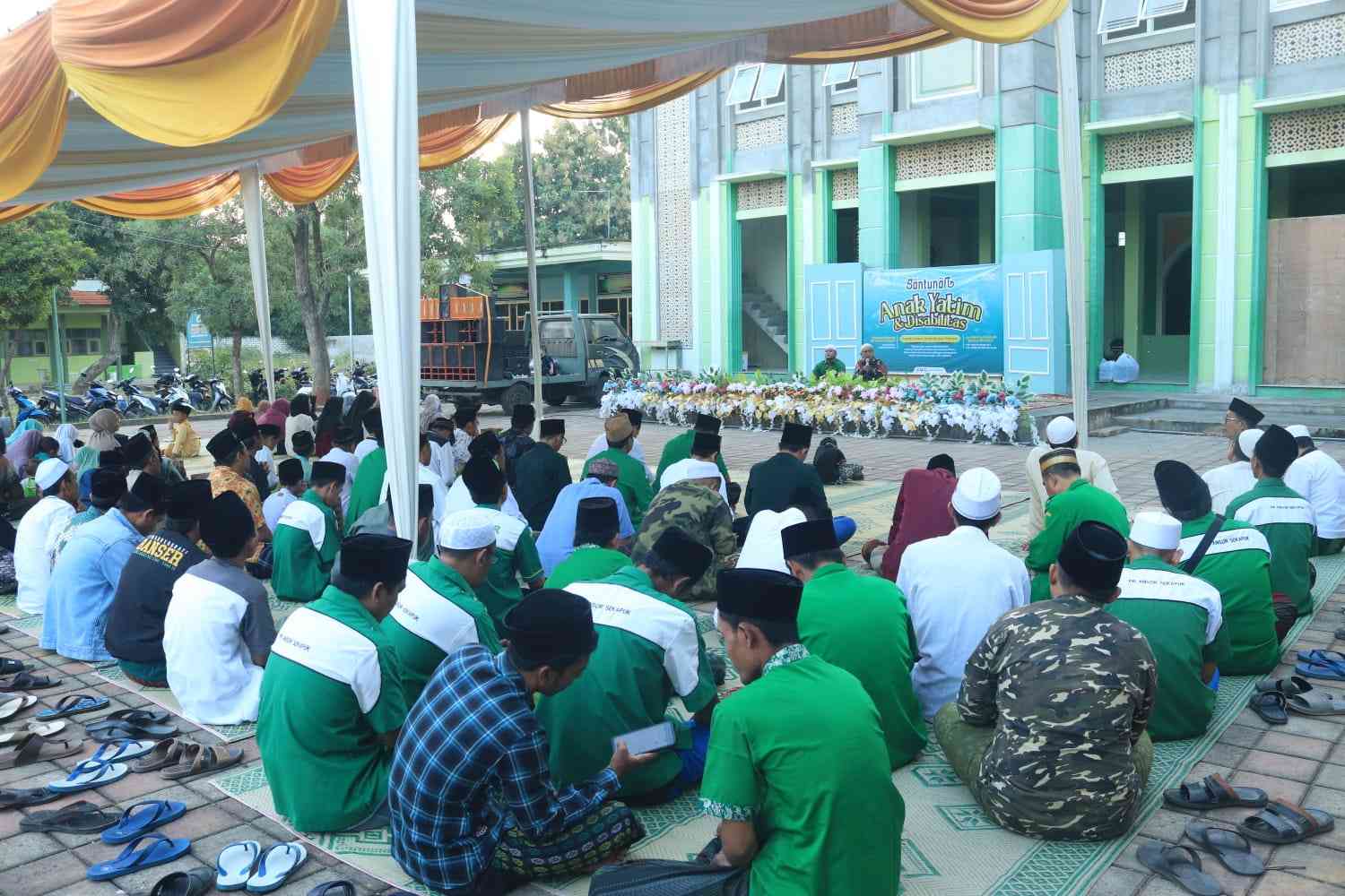 Semarak anak yatim dan disabilitas, program tiga bulanan GP Ansor Sekapuk dan khusus di bulan suci Ramadhan. Foto: dok PR GP Ansor Sekapuk/NUGres