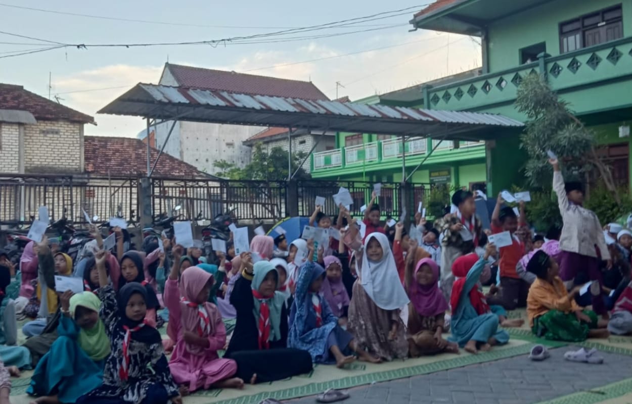 Peserta didik kompak berdonasi untuk menyukseskan pembangunan RSNU Gresik. Foto: dok MI Miftahul Ulum Bulangan/NUGres