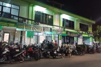 PADAT. Suasana di depan Kantor MWCNU Bungah nampak dipadati kendaraan Nahdliyin saat mengikuti penutupan Lailatul Kopdar #2 Ngaji Kitab Arbain Nawawi, Kamis (28/3/2024). Foto: dok LTN MWCNU Bungah/NUGres