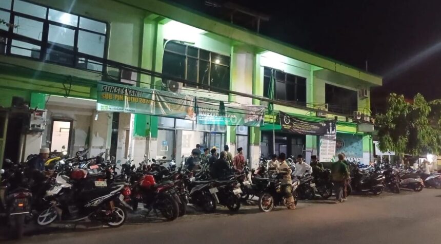 PADAT. Suasana di depan Kantor MWCNU Bungah nampak dipadati kendaraan Nahdliyin saat mengikuti penutupan Lailatul Kopdar #2 Ngaji Kitab Arbain Nawawi, Kamis (28/3/2024). Foto: dok LTN MWCNU Bungah/NUGres