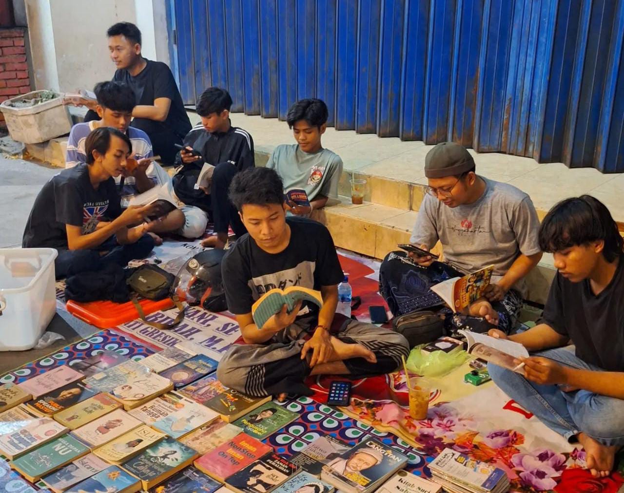 Sesama aktivis Pelajar Nahdlatul Ulama di Kabupaten Gresik bersanding bahu mendukung gerakan literasi yang dipelopori rekan Aji. Foto: dok pribadi rekan Aji/NUGres