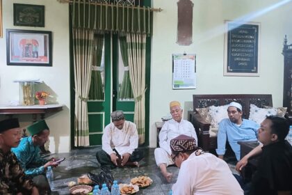 Tim kecil saat berembug rangkaian kegiatan Haul Muassis NU, Peluncuran Buku hingga Konsolidasi Nasional di Bulan Syawal 1445 Hijriah, Ahad (24/3/2024). Foto: NUGres