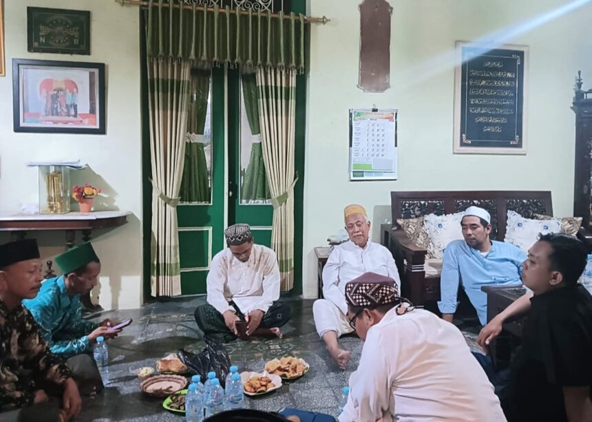 Tim kecil saat berembug rangkaian kegiatan Haul Muassis NU, Peluncuran Buku hingga Konsolidasi Nasional di Bulan Syawal 1445 Hijriah, Ahad (24/3/2024). Foto: NUGres