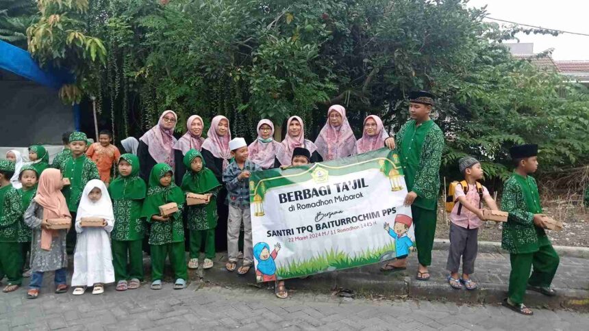 Santri TPQ Baiturrochim PPS Gresik diajak mensyukuri nikmat, peduli dan menanamkan nilai kedermawanan. Foto: dok TPQ Baiturrochim PPS Gresik/NUGres