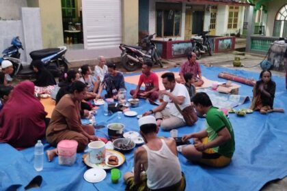 Warga di Dusun Bellibak Gunung Desa Gunung Teguh buka puasa bersama di luar rumah, Jumat (22/3/2024) petang. Foto: ist/NUGres