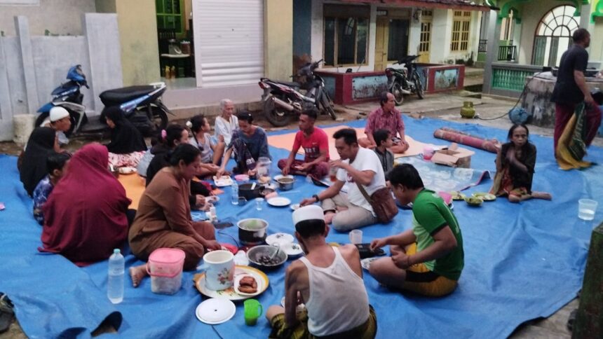 Warga di Dusun Bellibak Gunung Desa Gunung Teguh buka puasa bersama di luar rumah, Jumat (22/3/2024) petang. Foto: ist/NUGres