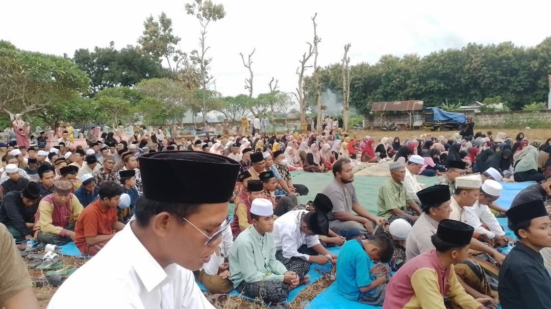 DETIK-DETIK RAMADAN. Ratusan warga Desa Sekapuk Kecamatan Ujungpangkah Gresik, menggelar Tradisi Ziaroh Kubro, Senin (11/3/2024). Foto: dok PRNU Sekapuk/NUGres