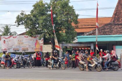 TAKJIL KOLABORATIF. Pimpinan Ranting (PR) IPNU IPPNU Wadak Lor berkolaborasi bersama dengan organisasi kepemudaan di desa Wadak Lor membagikan 1000 takjil ke pengguna jalan. Foto: dok PR IPNU IPPNU Wadak Lor/NUGres