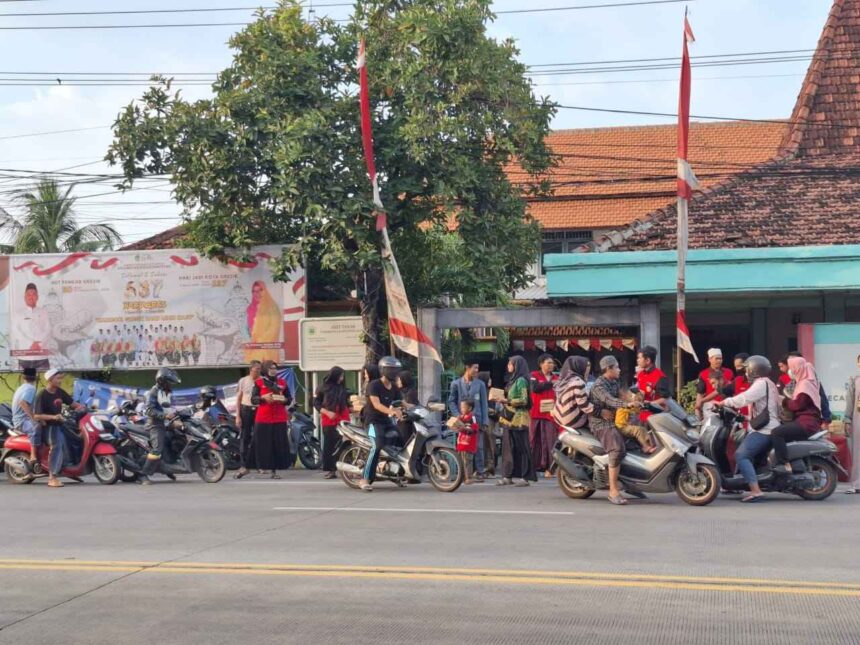 TAKJIL KOLABORATIF. Pimpinan Ranting (PR) IPNU IPPNU Wadak Lor berkolaborasi bersama dengan organisasi kepemudaan di desa Wadak Lor membagikan 1000 takjil ke pengguna jalan. Foto: dok PR IPNU IPPNU Wadak Lor/NUGres