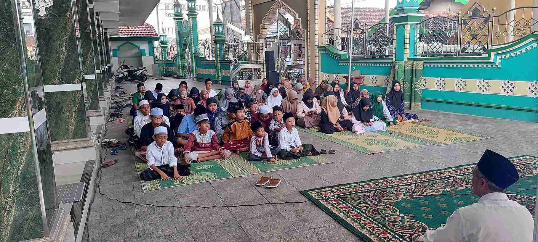 GP Ansor menyalurkan santunan hasil donasi pengusaha dan warga kepada sebanyak 48 anak yatim menjelang Hari Raya Idulfitri 1445 Hijriah. Foto: dok PR GP Ansor Wadeng/NUGres