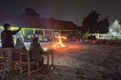 Anggota IPNU IPPNU Ranting dan murid TPQ Kepuhklagen Wringinanom Gresik menggelar Kemah Santri pada 30 - 31 Maret 2024, kemarin. Foto: dok PR IPNU IPPNU Kepuhklagen/NUGres