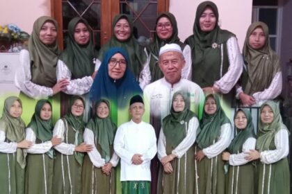 Pengurus dan anggota Pimpinan Anak Cabang Fatayat NU Dukun Gresik menggelar anjangsana ke Rais Syuriyah MWCNU Dukun dan Ketua Tanfidziyah MWCNU Dukun, Senin (15/4/2024). Foto: dok PAC Fatayat NU Dukun/NUGres