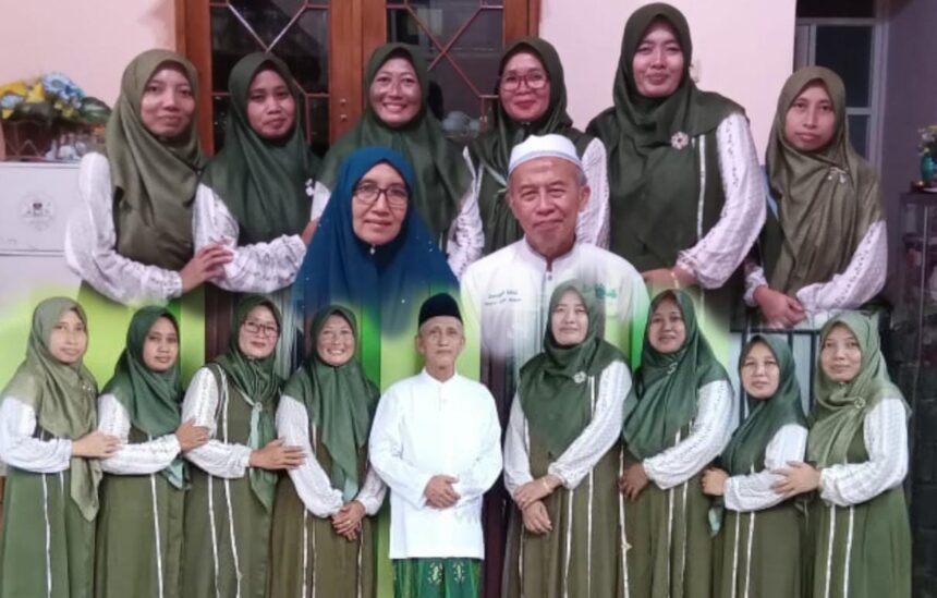 Pengurus dan anggota Pimpinan Anak Cabang Fatayat NU Dukun Gresik menggelar anjangsana ke Rais Syuriyah MWCNU Dukun dan Ketua Tanfidziyah MWCNU Dukun, Senin (15/4/2024). Foto: dok PAC Fatayat NU Dukun/NUGres