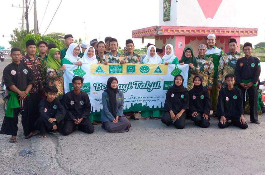 Banom NU di Anak Cabang Cerme maupun sejumlah Ranting di Cerme mengiringi kegiatan Bagi Takjil di Ranting NU Jambu Semampir Cerme Gresik. Foto: dok PRNU Jambu Semampir/NUGres 