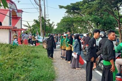 Perkuat kehadiran Nahdlatul Ulama, Pengurus Ranting NU Jambu, Semampir berkolaborasi dengan Banom NU di Cerme Gresik setiap Sabtu bagikan Takjil. Foto: dok PRNU Jambu Semapir/NUGres