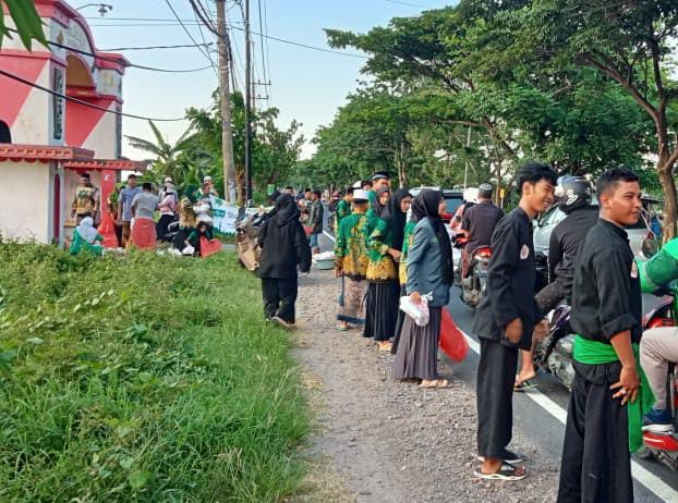 Perkuat kehadiran Nahdlatul Ulama, Pengurus Ranting NU Jambu, Semampir berkolaborasi dengan Banom NU di Cerme Gresik setiap Sabtu bagikan Takjil. Foto: dok PRNU Jambu Semapir/NUGres