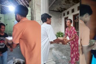 Remaja masjid Baitussalam Dusun Karangasem Desa Karangsemanding Kecamatan Balongpanggang Kabupaten Gresik melakukan 'door to door' dengan berbagi makanan kepada warga Dusun Karangasem Desa Karangsemanding Kecamatan Balongpanggang Gresik, Ahad (7/4/2024) sore. Foto: dok Remas Baitussalam Karangsemanding/NUGres