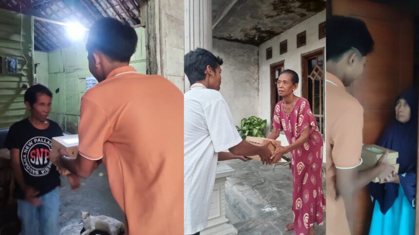 Remaja masjid Baitussalam Dusun Karangasem Desa Karangsemanding Kecamatan Balongpanggang Kabupaten Gresik melakukan 'door to door' dengan berbagi makanan kepada warga Dusun Karangasem Desa Karangsemanding Kecamatan Balongpanggang Gresik, Ahad (7/4/2024) sore. Foto: dok Remas Baitussalam Karangsemanding/NUGres