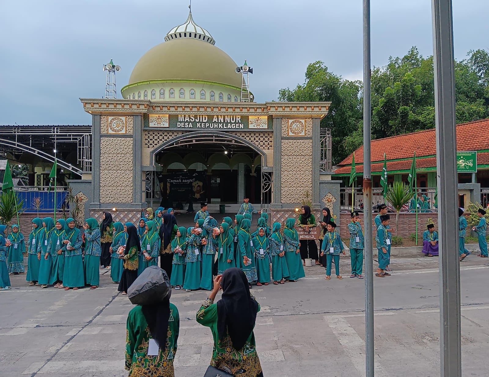 Peeserta Kemah Santri diajak melaksanakan bagi-bagi Takjil. Foto: PR IPNU IPPNU Kepuhklagen/NUGres