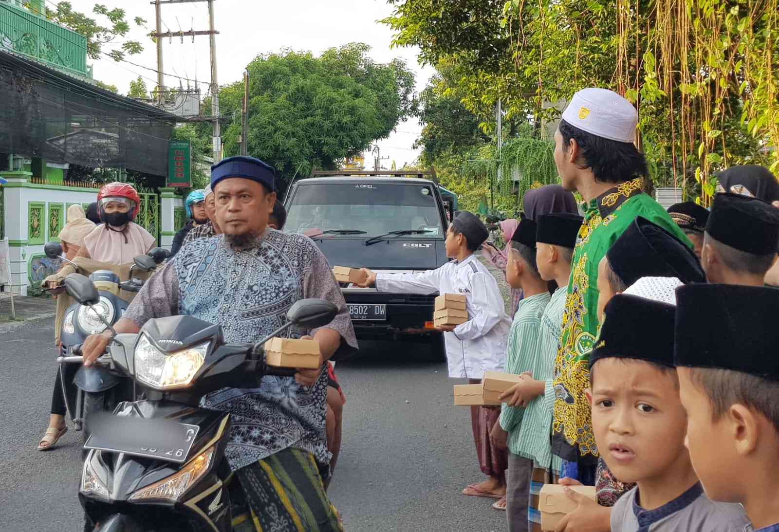 Pembagian takjil dilakukan oleh kader IPNU IPPNU Dukunanyar kepada pengendar yang melintasi Jalan Raya Dukunanyar, Kecamatan Dukun Gresik. Foto: dok PR IPNU IPPNU Dukunanyar/NUGres