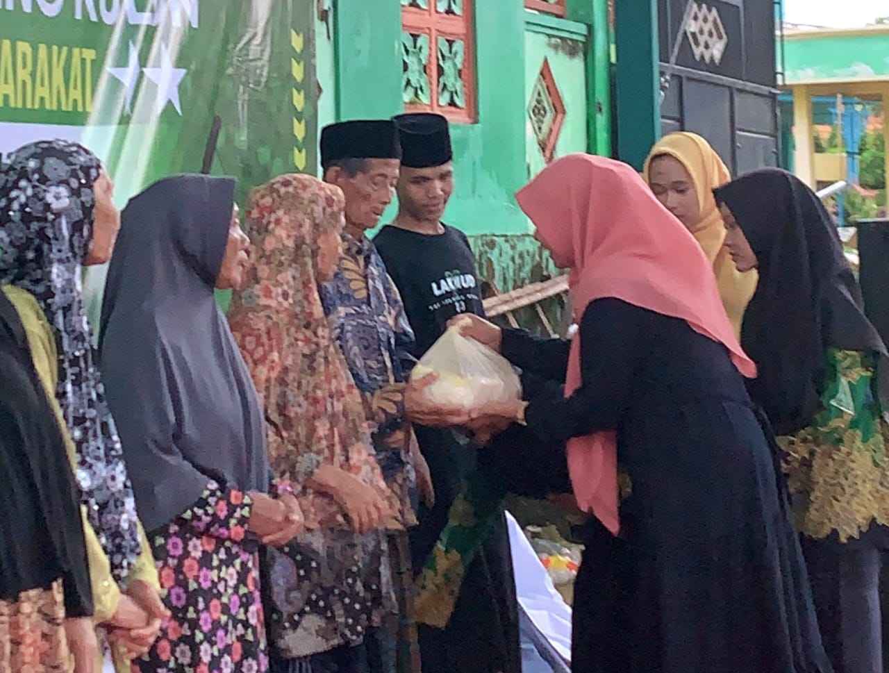 Penyerahan paket kepada kaum duafa oleh pegiat IPNU IPPNU Perengkulon. Foto: dok PR IPNU IPPNU Pereng Kulon/NUGres