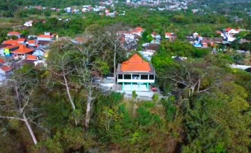 Balai Rukyat NU Bukit Condrodipo terletak di Jalan Mayjend Sungkono, Klangonan, Kembangan, Kecamatan Kebomas Kabupaten Gresik. Tempat ini merupakan salah satu "Top View" di Kabupaten Gresik, sebab memiliki medan pandang yang luas pada arah barat. Dari tempat ini digunakan oleh Lembaga Falakiyah Nahdlatul Ulama Gresik juga ormas yang lain melakukannya pengamatan bulan (rukyatul hilal). Di tempat ini pula bersemayam Makam Mbah Condrodipo dan Nyai Condrodipo yang merupakan penyebar agama Islam di Kabupaten Gresik. Foto: Tangkapan layar video dokumentasi LFNU Gresik/NUGres