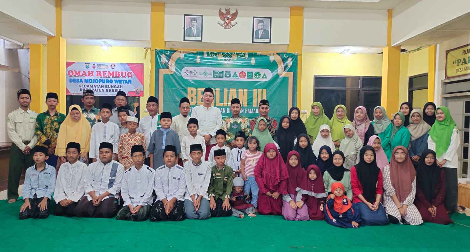 BERBAGI BAHAGIA. Jajaran Pengurus Ranting NU bersama pegiat IPNU IPPNU Berbagi Kemuliaan di Bulan Ramadhan. Foto: dok PR IPNU IPPNU Mojopurowetan/NUGres