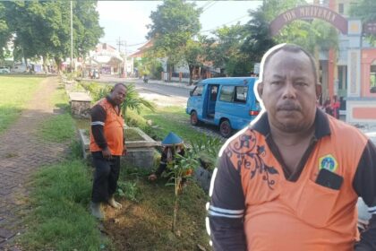 Banser Senior Sidayu Miftahul Munir, sang Penjaga Bersihnya Alun-alun Sidayu Gresik. Foto: Akhmad Yaslim/NUGres