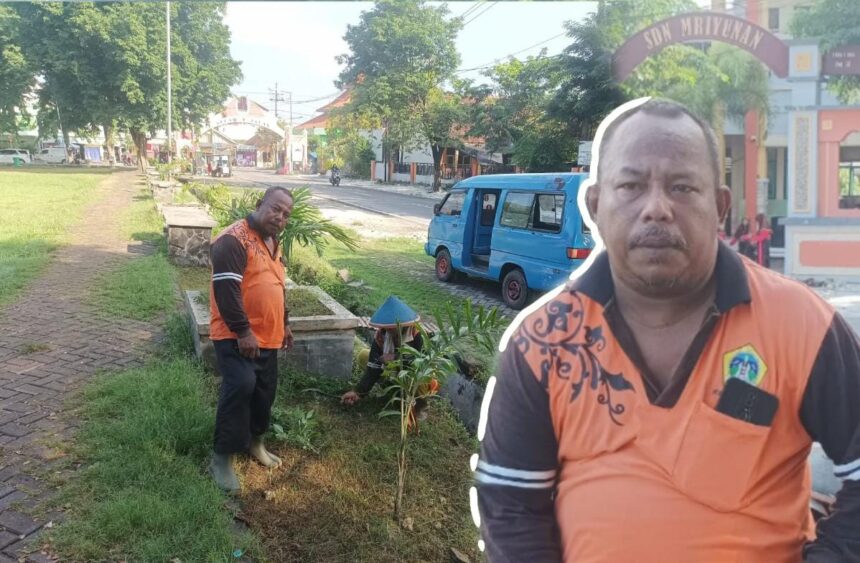 Banser Senior Sidayu Miftahul Munir, sang Penjaga Bersihnya Alun-alun Sidayu Gresik. Foto: Akhmad Yaslim/NUGres