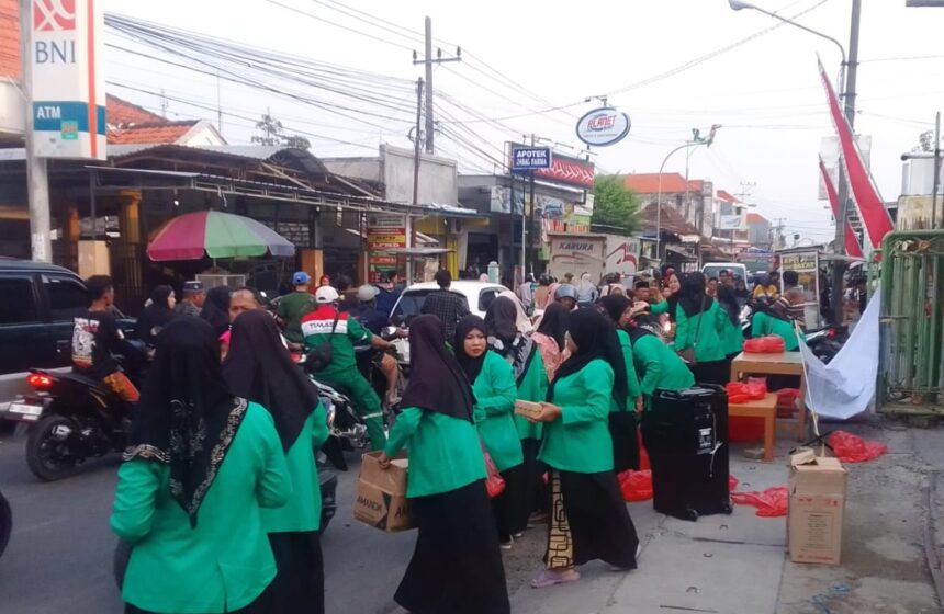 Di penghujung Ramdhan 1445 Hijriah, Pimpinan Ranting (PR) Fatayat NU Kalirejo optimalkan ibadah sosial bagi-bagi takjil kepada warga, Kamis (4/4/2024). Foto: dok PR Fatayat NU Kalirejo/NUGres