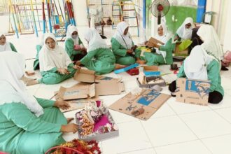 Kader Fatayat NU Ranting Ketanen Panceng Gresik membuat hasta karya hantaran pernikahan, Jumat (19/4/2024). Foto: dok PR Fatayat NU Ketanen/NUGres