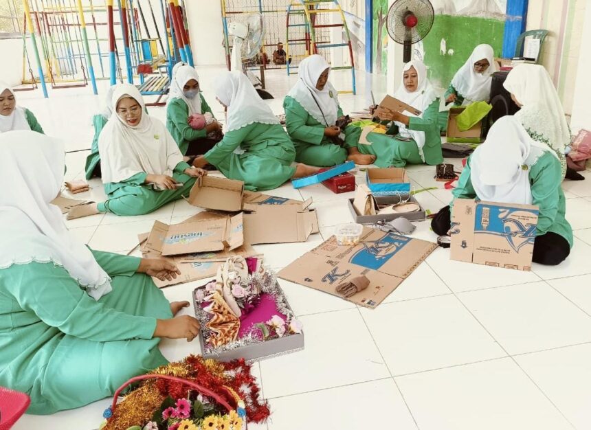 Kader Fatayat NU Ranting Ketanen Panceng Gresik membuat hasta karya hantaran pernikahan, Jumat (19/4/2024). Foto: dok PR Fatayat NU Ketanen/NUGres