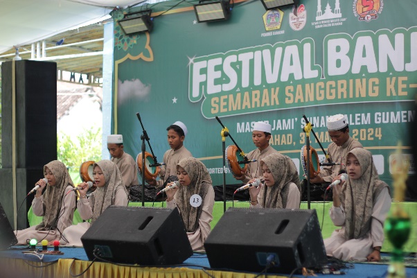 Sebanyak 24 grup Banjari dari berbagai kabupaten/kota di Jawa Timur beradu kecakapan menyuguhkan shalawat. Foto: Panitia Fesban/NUGres