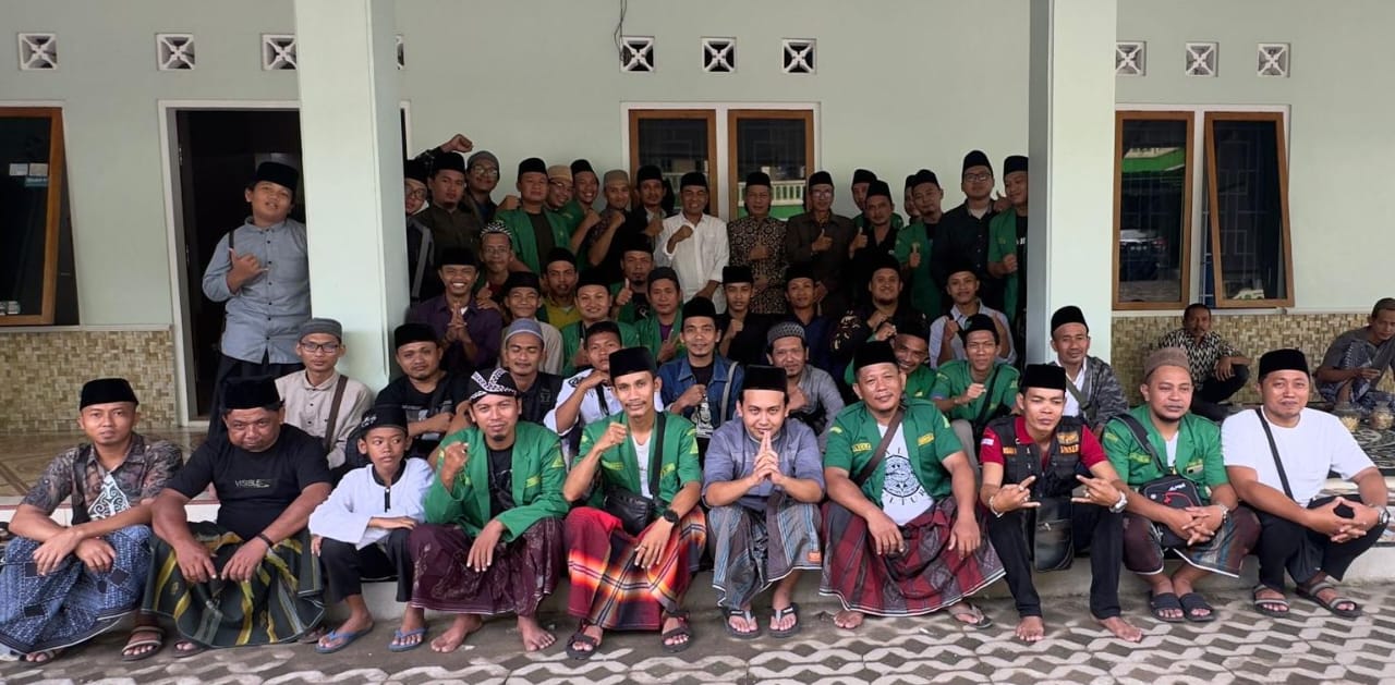 PR GP Ansor Tebuwung Dukun Gresik ketika bersilaturrahmi ke Katib Aam PBNU KH Said Asrori sekaligus Pengasuh Pesantren Raudlotut Thulab. Foto: dok PR GP Ansor Tebuwung/NUGres