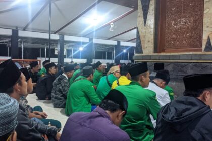 Anggota dan jajaran pengurus Pimpinan Ranting (PR) GP Ansor Tebuwung menggelar ziarah wali dan silaturrahmi tokoh NU pada 17 - 18 April 2024. Foto: dok PR GP Ansor Tebuwung/NUGres